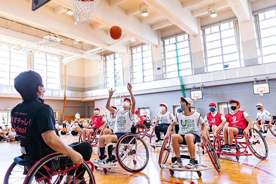 The “Asuchalle” Challenge for Tomorrow School is an educational program for children to experience sports with para athletes. Awareness of diversity is the first step toward fostering a barrier-free spirit.