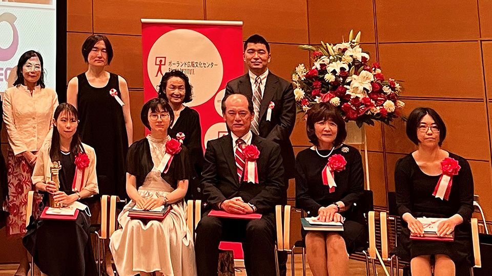 In 2022, Saitou (front row, far right) was awarded the Recognition Prize of the First Marie Sklodowska Curie Award, which was established to contribute to the further advancement of female Japanese researchers. “This kind of award is very significant as the first step in promoting women in the sciences. I hope there will be more awards that put a spotlight on a broad range of people—not only those in academia, but also dedicated researchers in companies and those in outlying regions of the country.” EMBASSY OF THE REPUBLIC OF POLAND IN JAPAN