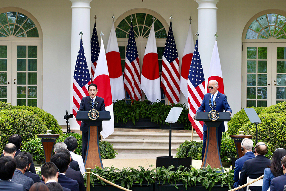 Japanese Prime Minister Kishida and U.S. President Biden holding a joint press conference with Japanese and American flags in the background.