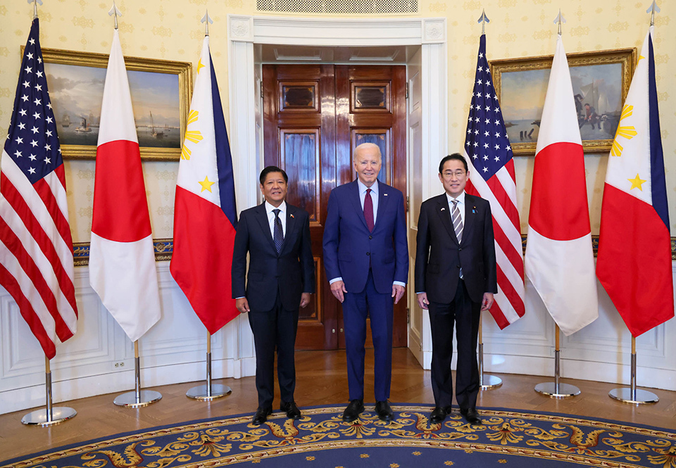 Prime Minister Kishida, U.S. President Biden, Philippine President  Marcos standing in front of the flags.