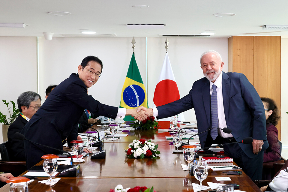 Prime Minister Kishida meeting with Brazilian President Lula at a Summit meeting