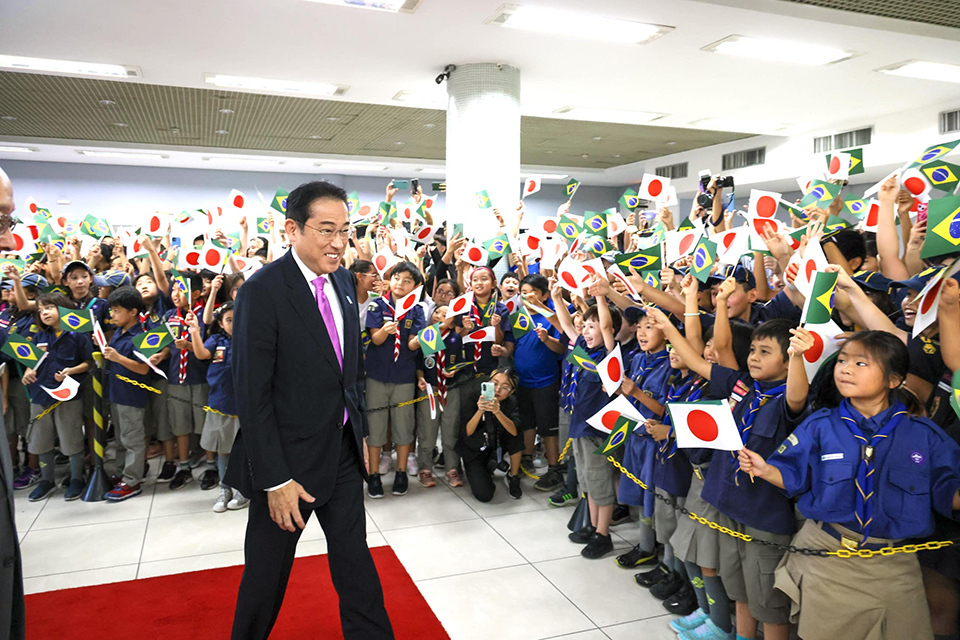 Prime Minister Kishida being welcomed by children at a ceremony hosted by Nikkei communities in Sao Paulo