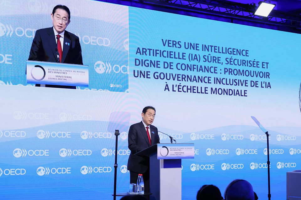 Prime Minister Kishida giving a speech at the Side Event on Generative AI