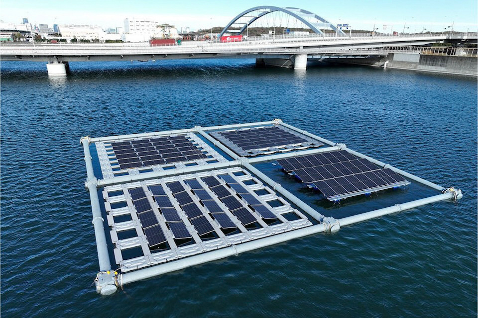 A view of floating solar power facilities on the sea.