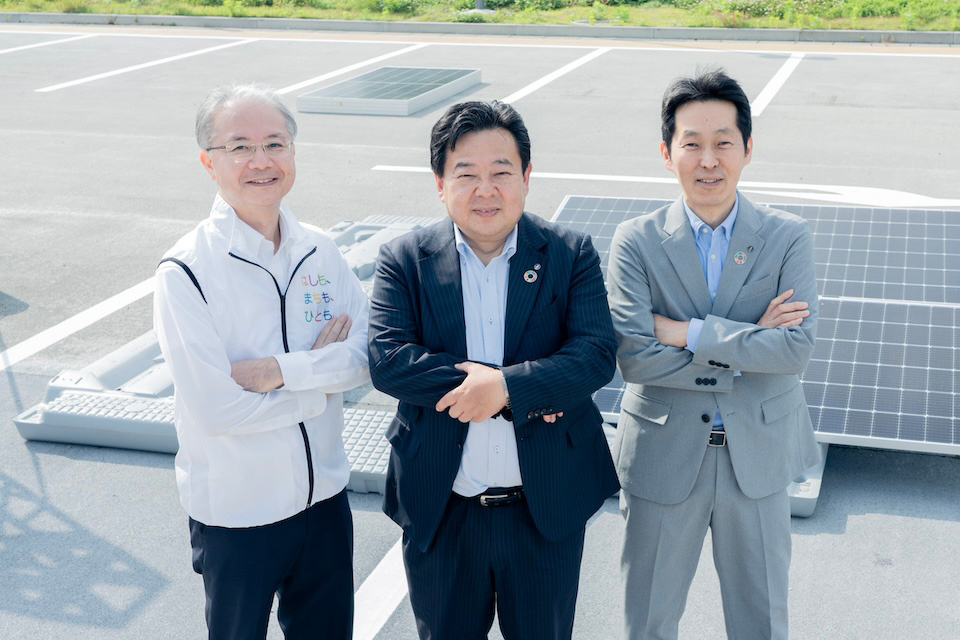 From left to right: NAKAJIMA Hirohisa, deputy GM, Civil Engineering Design; TAKETOMI Yukio, director, Business Creation Division; TSUDA Wakaki, GM, Civil Engineering Design.