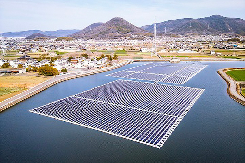 A view of a large-scale floating solar power plant with rows of photovoltaic panels installed over the surface.