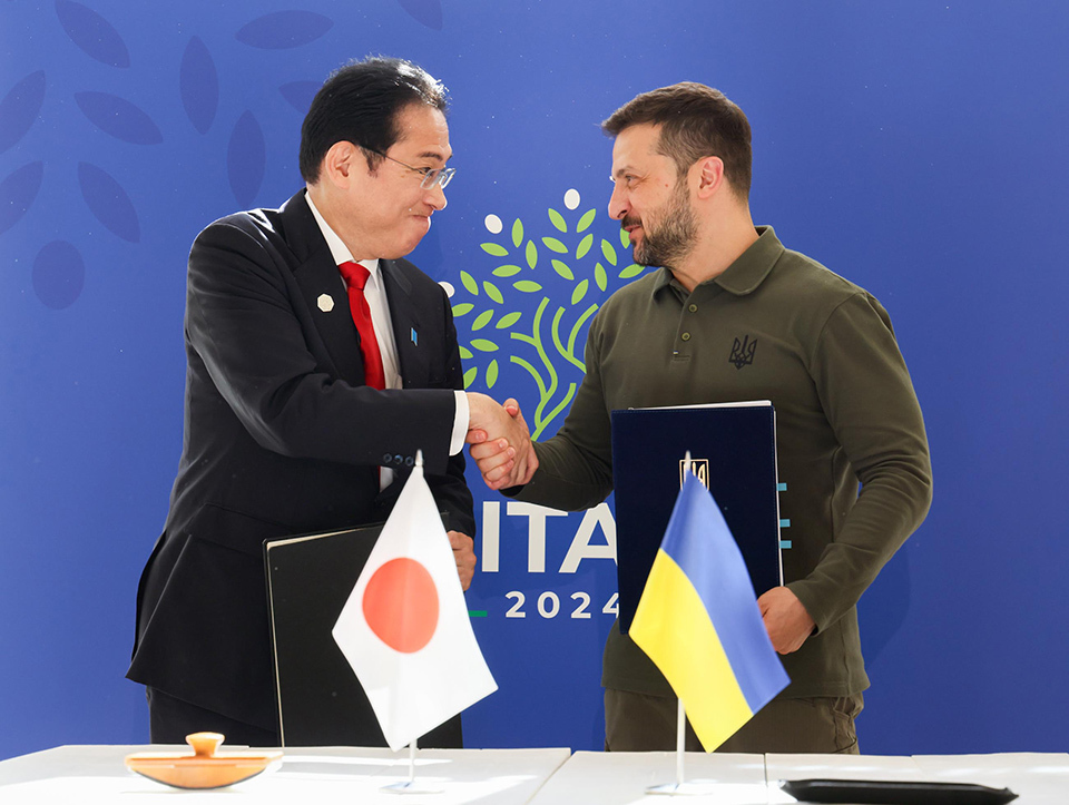 Two individuals shaking hands at G7 ITALIA 2024 event