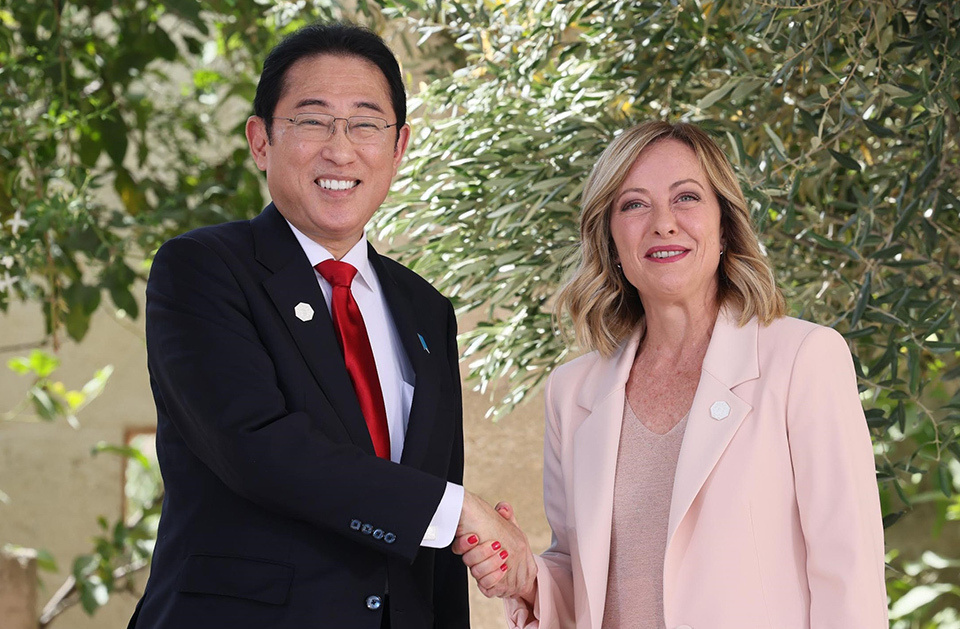 Two people shaking hands outdoors at G7 ITALIA 2024