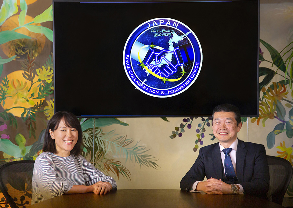 Colonel MINAMI Kenji (right) and SHIBATA Yuri (left) of the Ministry of Defense, seated at a table.