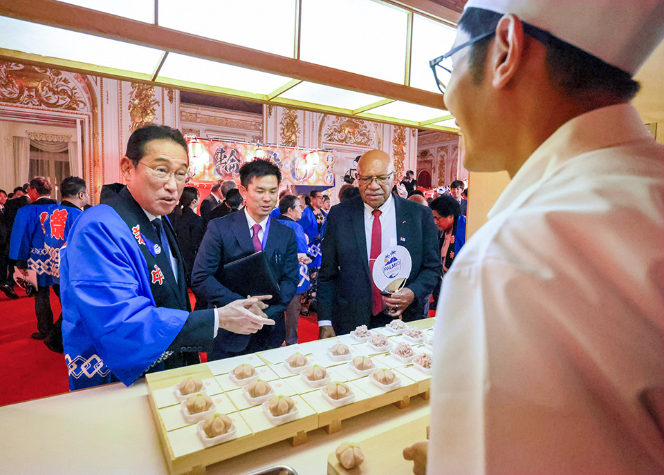 Prime Minister Kishida at an temporary food stall exhibited at the 10th Pacific Islands Leaders Meeting (PALM10) Banquet.