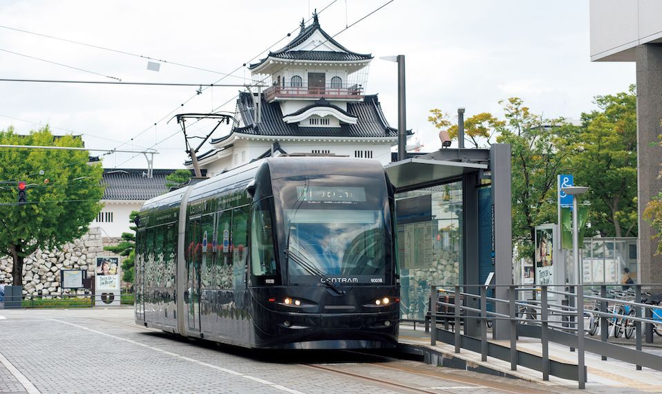 Tren LRT funcionando en la ciudad.